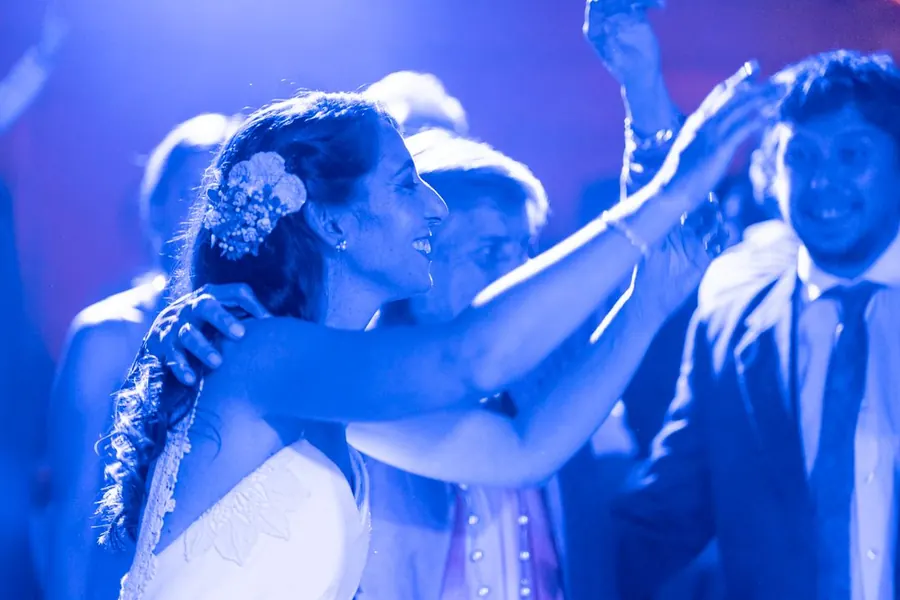 Volle dansvloer tijdens de feestavond van een bruiloft