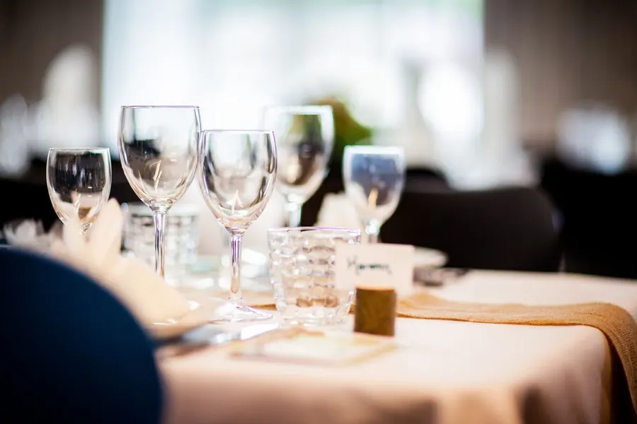Gedekte tafel met glaswerk, klaar voor een personeelsfeest